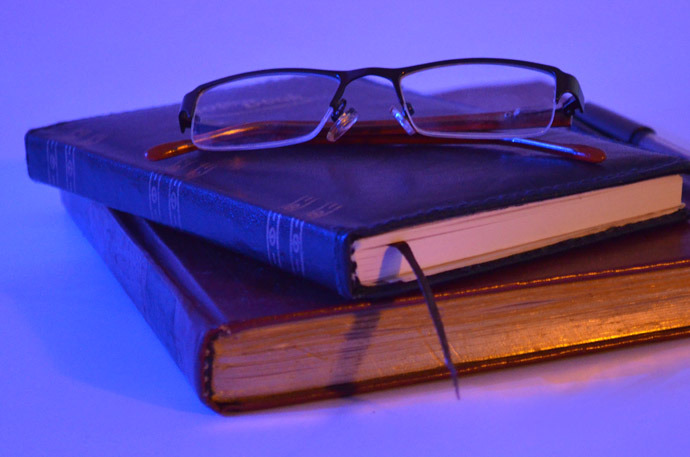 網(wǎng)站開發(fā)團隊如何編寫網(wǎng)站制作方案？ books_reading_glass_free_photo-690x457
