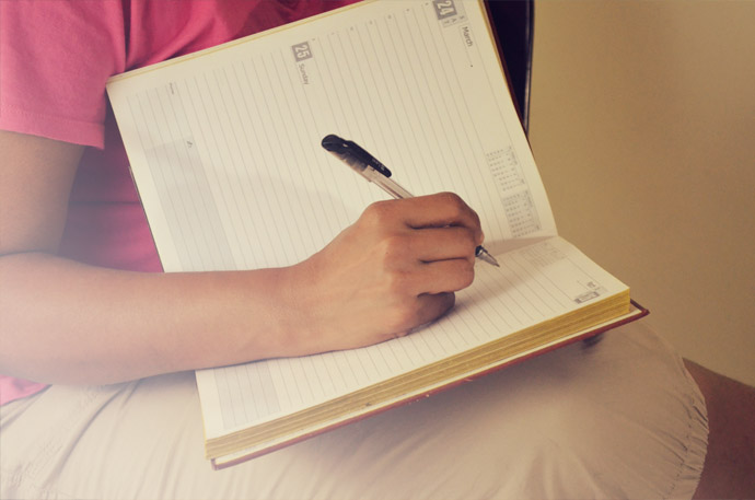網(wǎng)站優(yōu)化和網(wǎng)站推廣有何不同？ woman_taking-_notes_free_photo
